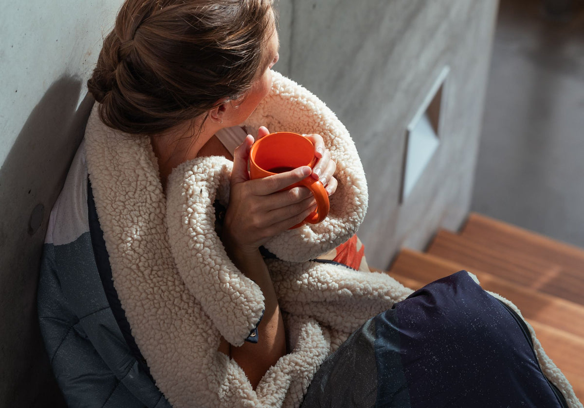 Cloudtouch Decke VOITED Frau mit Kaffee auf Treppe