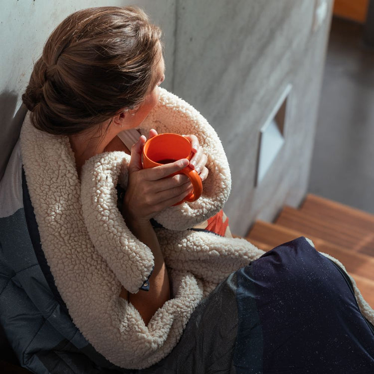 Cloudtouch Decke VOITED Frau mit Kaffee auf Treppe